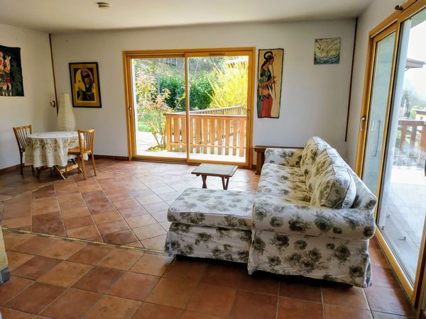 Maison au clame de la montagne mais pas isolée.