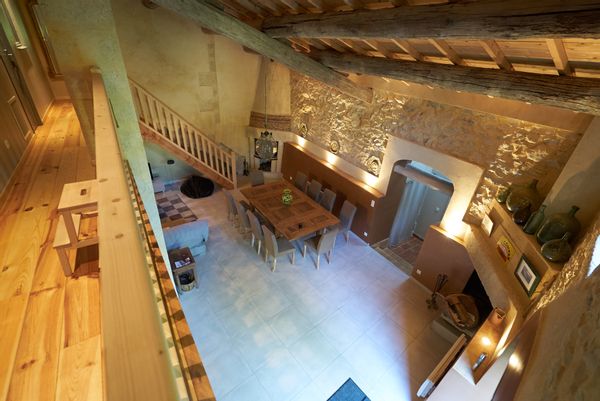 Vieille bâtisse en pierres et bois, dite "le Loft"