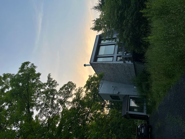 En plein coeur du Mont Orford, charme et confort s'allient dans ce chalet d'architecte singulier.