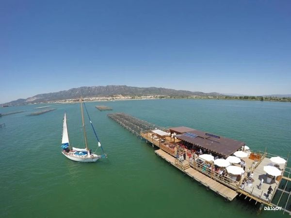 Beachside Apartment with Terrace, Parking & All Services