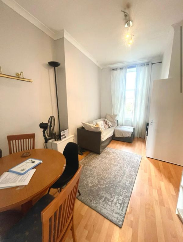 Glasgow West-End 2 Bed Flat w/ Free Parking.