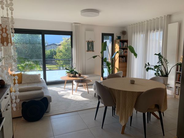 Appartement avec terrasse et vue sur la Dent du Chat, à côté du lac