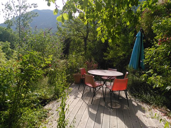 Vieille maison en pierre au coeur dans un petit hameaux au coeur d'une vallée