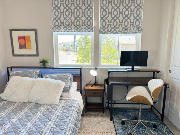 A cozy private room near the mountains, coffee shops, restaurants, an outlet mall to enjoy.
