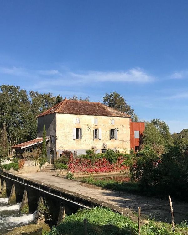 Moulin à eau du 15eme et son silo, la campagne Bordelaise et les vignobles, au milieu des bastides.