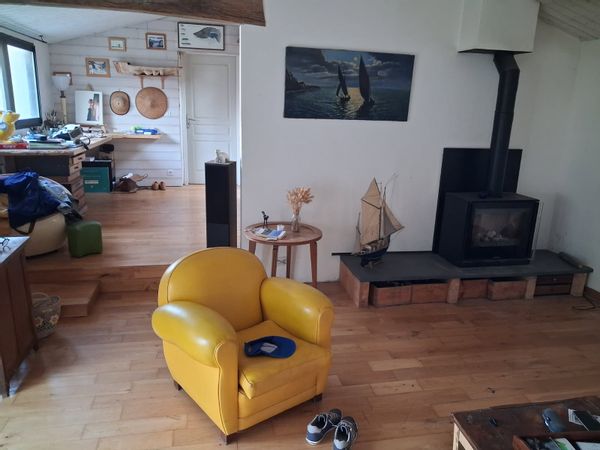 La maison de Alain est sur une île sauvage de l’atlantique. (L’île d’Yeu est à 1h15 de Nantes)