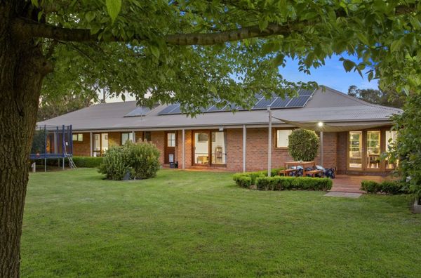 Peaceful rural retreat in Wallington, minutes to beaches, wineries, and vibrant Geelong city life