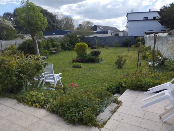 Maison avec grand jardin et terrasse plein sud, à 50 m de la mer, sur les plages du débarquement