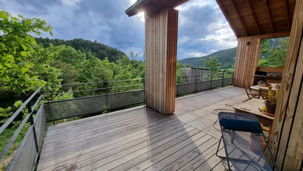Une maison en bois dans les arbres en Drôme provençale