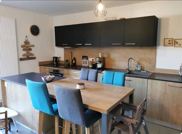 Au bord du lac d'Annecy, au pied des montagnes, vous serez les bienvenus chez nous.