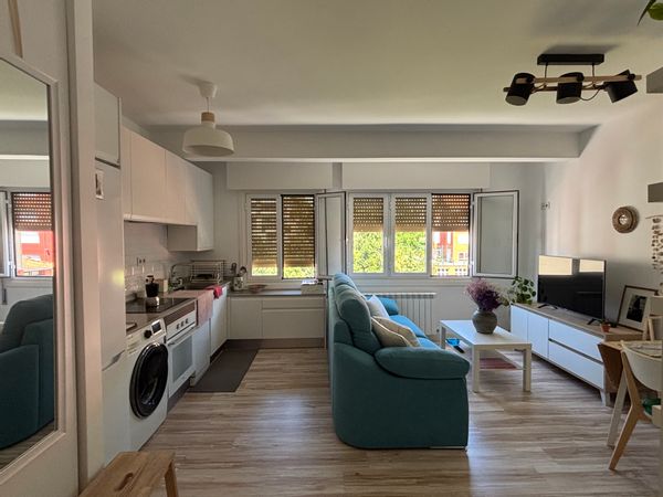 Piso muy luminoso de dos habitaciones, un baño y un mismo espacio para la cocina y el salón.