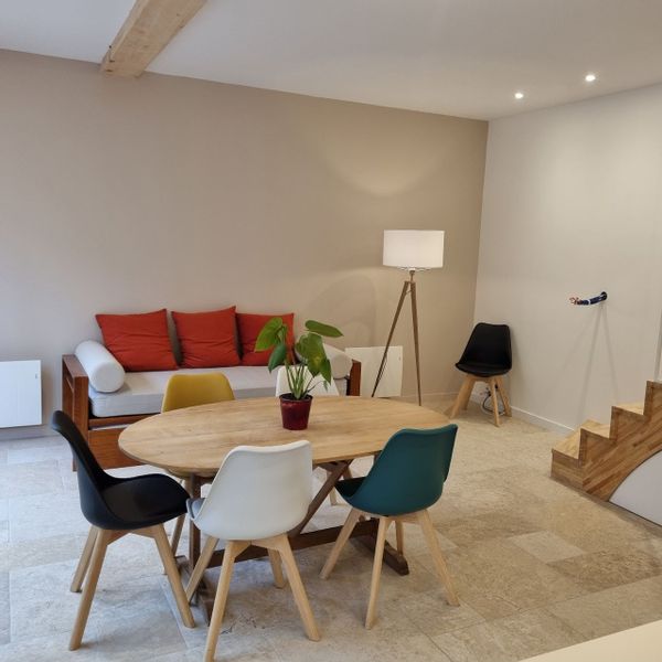 Maison en pierre de taille avec piscine.