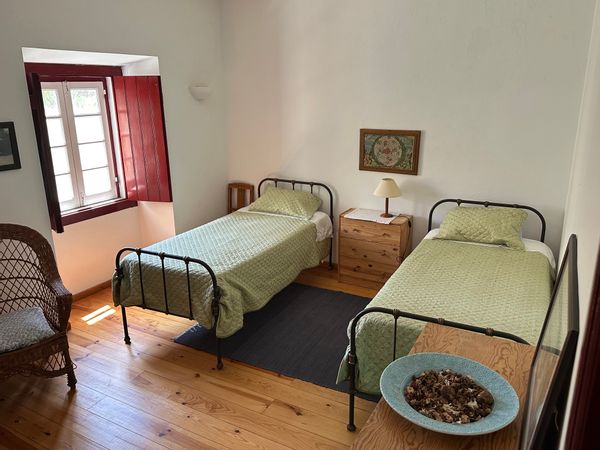 Maison dans une vallée calme et verte.