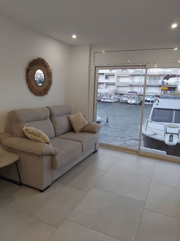 studio bord de canal a 10 nmn plage a pied et toutes commodités