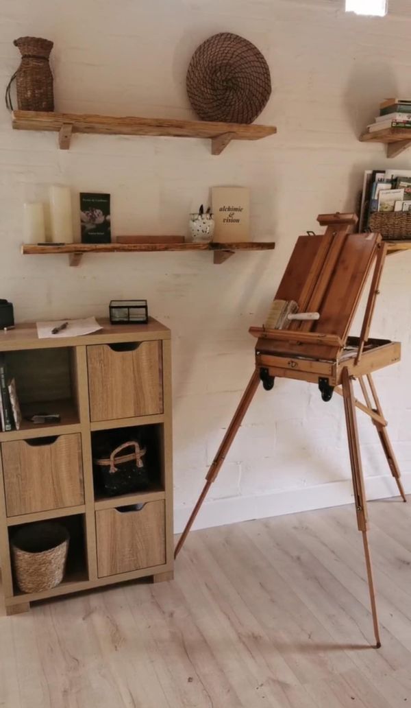Landscape lover and ecology writer welcome you in their tiny house in the woods!