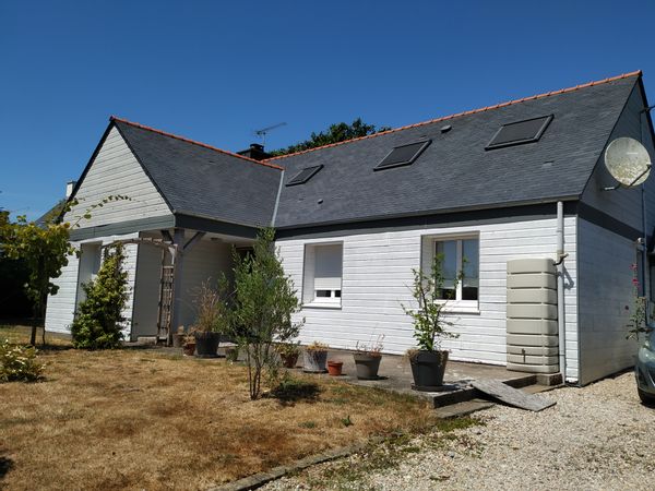 Grande maison familiale avec jardin clôturé