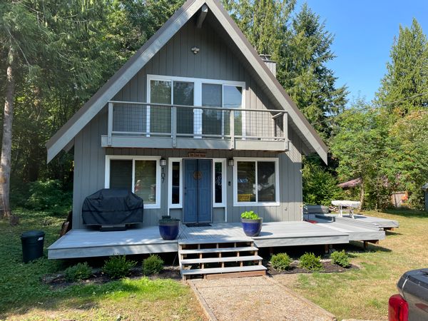 Beautiful Mountain Cabin nestled in the town of Skykomish in the heart of the Cascades.