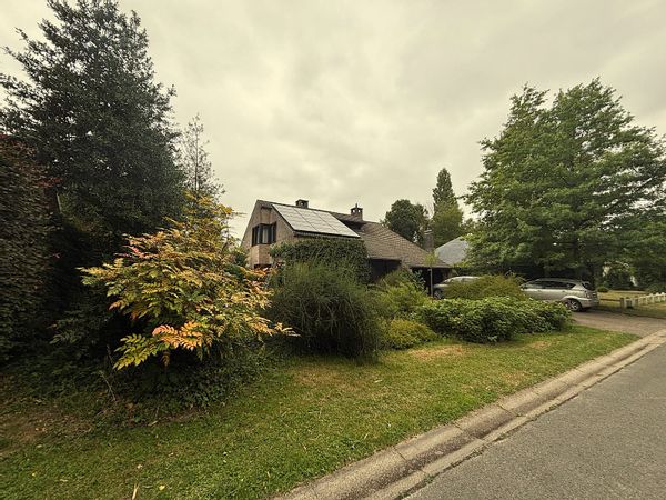 Alleenstaande villa in bosrijke omgeving, vlakbij het  historische stadscentrum van Brugge.