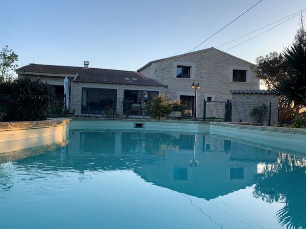 Mas de campagne à Uzès entouré de vignes et chevaux
