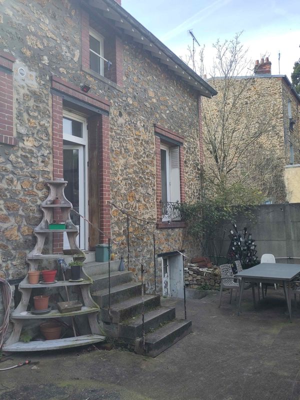 Jolie maison avec jardin, quartier calme, à proximité commerces et transports (accès 10 min Paris)