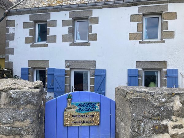 Maison sur le quai devant la plage
