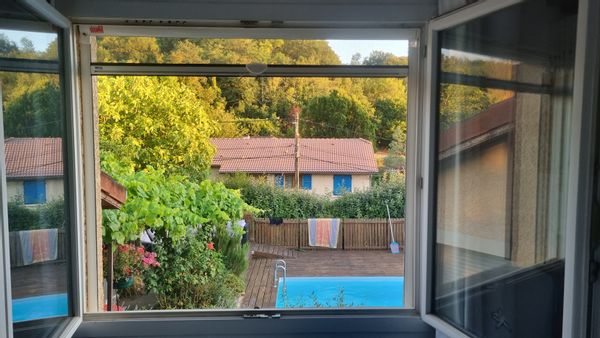 Chambre privée, Télétravail très confortable , accès piscine mai/ sept
30min de Lyon