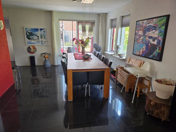 Vrijstaande woning met tuin rondom en overkapping. In een dorp midden in een bosrijk gebied.