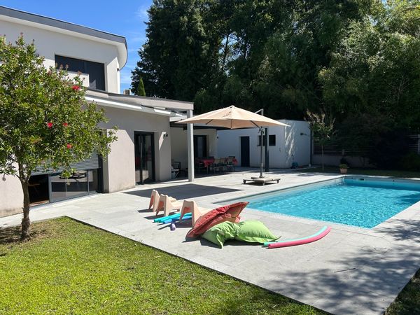 Au coeur de Pessac, pour 6 voyageurs, 4 chambres avec jardin, la terrasse et piscine.