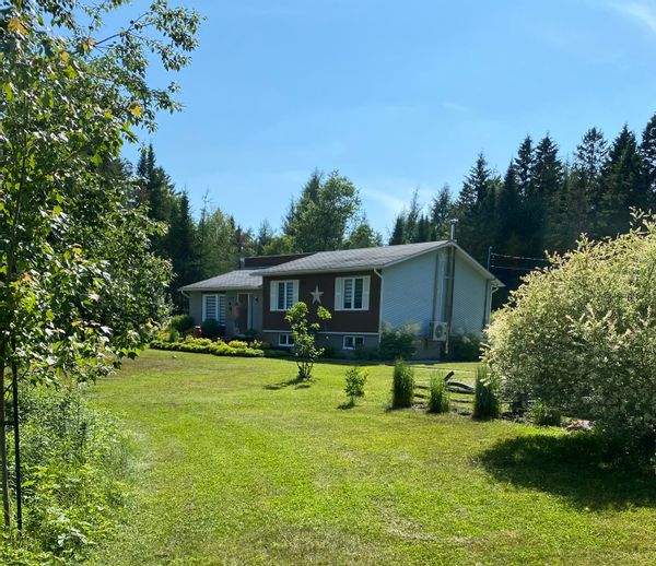 House located on an enchanting site surrounded by nature and close to all services.