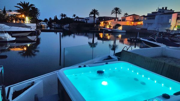 Jacuzzi les pieds dans l'eau