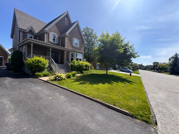 Bienvenue dans notre maison située dans un superbe quartier et disponible pour vous!!!