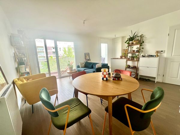 Duplex coloré avec grand balcon sur petit parc arboré