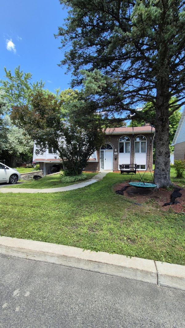 Maison 6 pers. kids friendly – grand jardin arboré à deux pas de Montréal