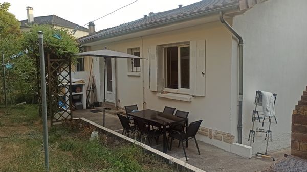 Maison dans un quartier calme proche du centre ville :) House in a calm district near city center.