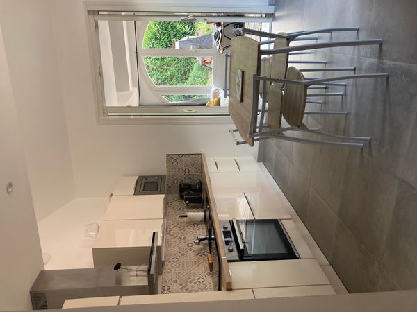 Brévinoise sur terrain boisé avec piscine et jardin