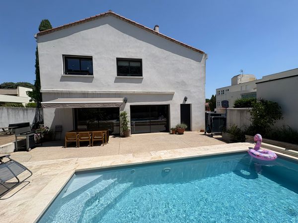 Grande maison familiale, avec piscine, dans un quartier calme et boisé de Montpellier