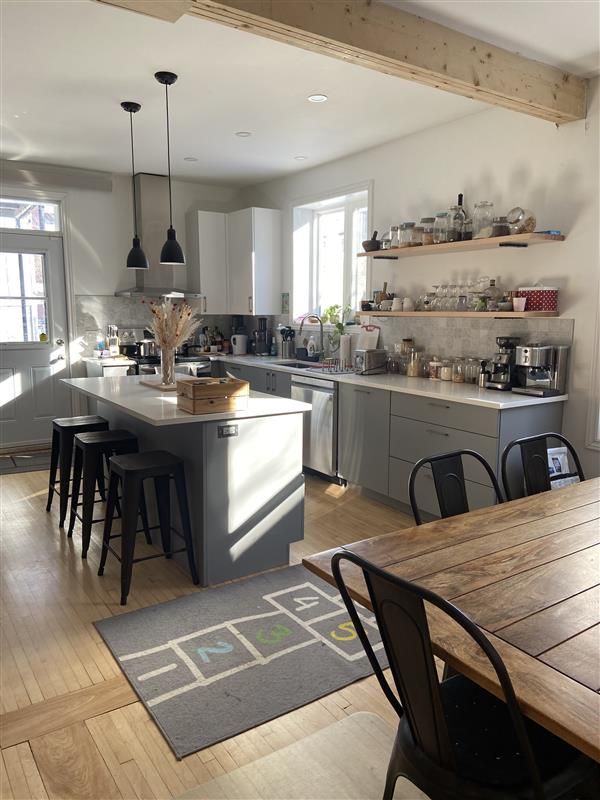 Montreal house in a family-friendly neighborhood.