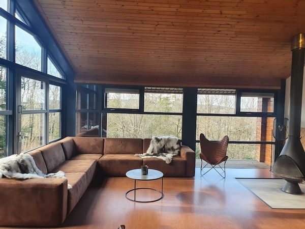 Grand chalet dans les bois avec piscine intérieure et sauna