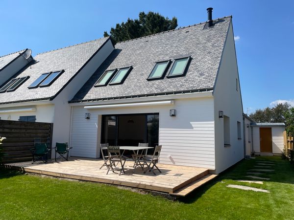 Carnac, site historique avec ses mégalithes (classé par l'Unesco en 2025) et ses plages de sable fin