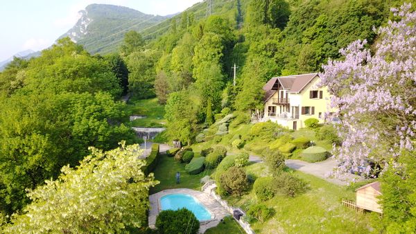 Balcon sur les Alpes adossé au massif du Vercors.