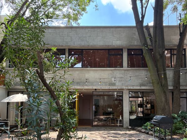 Mid-century house in a calm residential area, just 30 minutes from the main tourist spots.