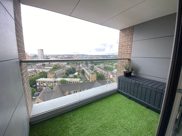 Family-Friendly London Apartment with with Balcony & Great Connections
