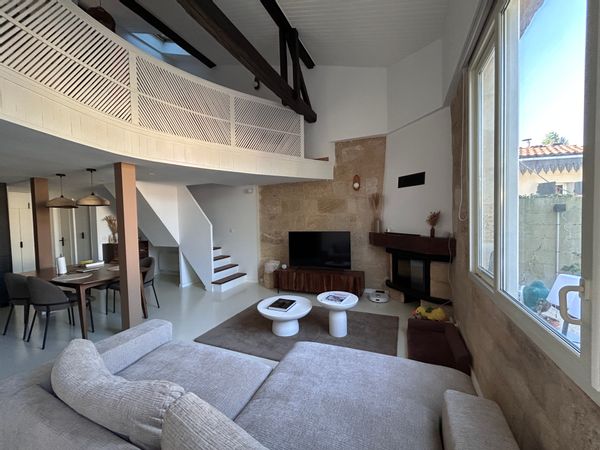 Echope bordelaise rénovée dans un quartier calme, rapidement accessible depuis le centre-ville.