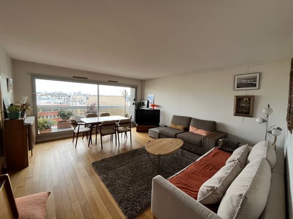 Appartement 4 chambres en étage élevé (9eme) avec balcon dans toutes les pièces, à 3min Tour Eiffel