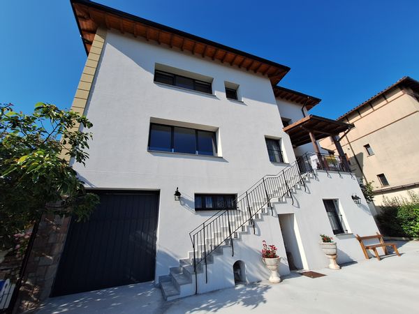 Casa di Naroa, Axier, Izar