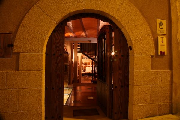 Casa Clavería, típica del Somontano, con encanto y todas las comodidades. Enclave natural protegido