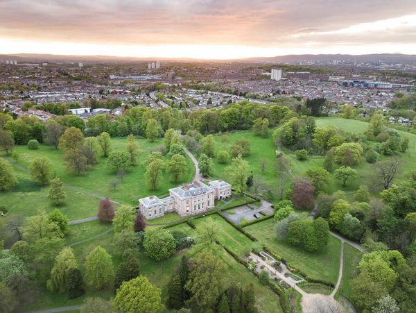Peaceful Flat in Historic Mansion Overlooking Glasgow Park