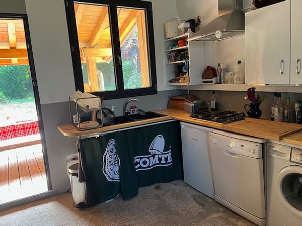 La maison de Sev et JP dans un écrin de verdure.