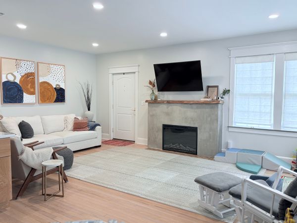 Charming historic 3/2 home walkable to coffee shops, restaurants & parks.