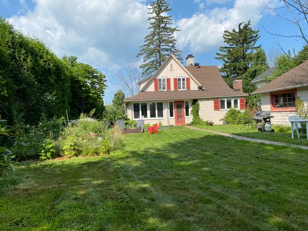 Charmant Cottage anglais de 1886 situé au coeur du village historique d'Hudson avec vue sur l'eau!